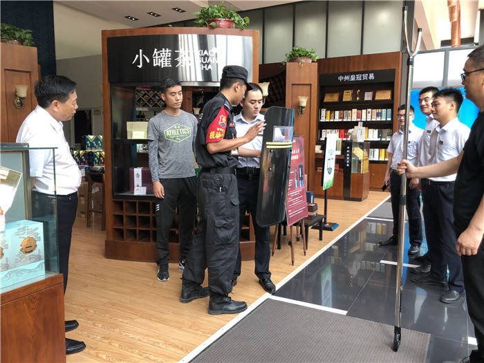 中州皇冠貿易專賣店開(kāi)展防恐防暴現場培訓