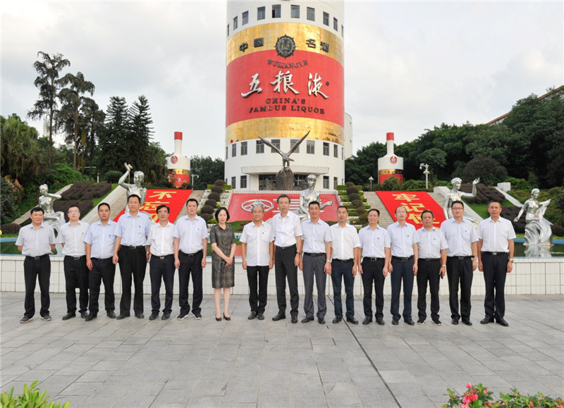 五糧液集團與古井集團深化交流合作，攜手共創濃香型白酒新局面(miàn)